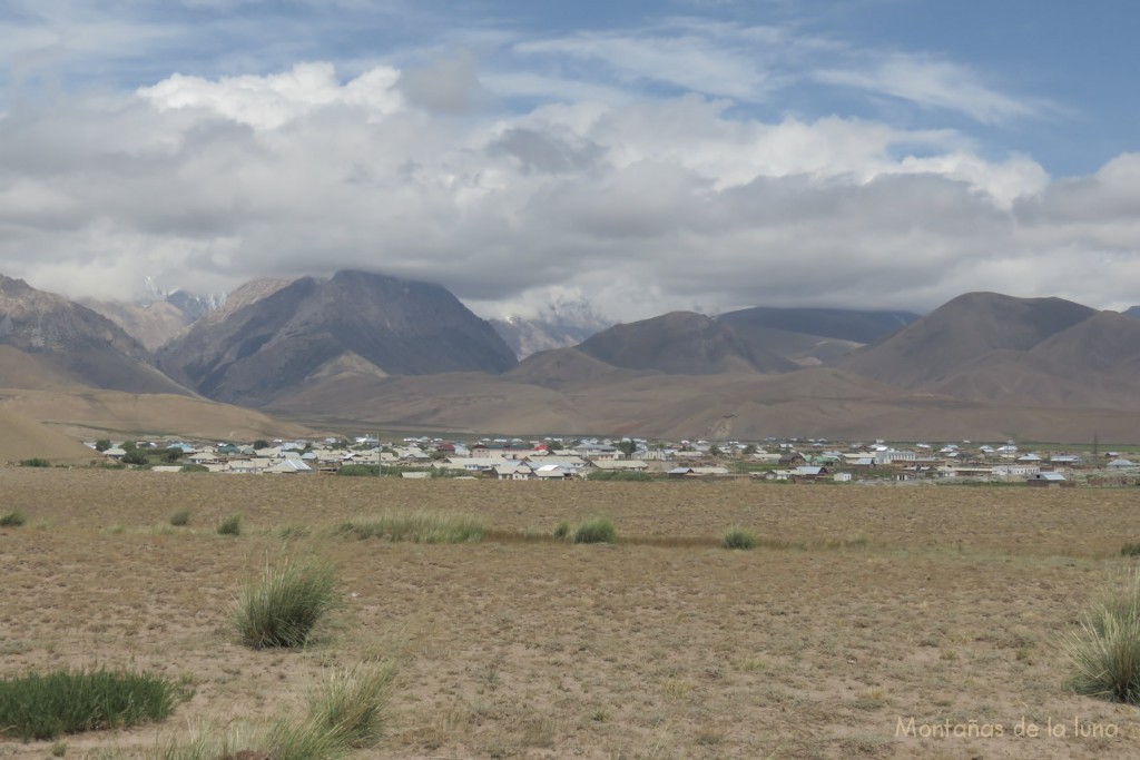 Sary Mogul bajo la Cordillera Alai, de aquí sale el camino hacia el Campo Base del Pico Lenin